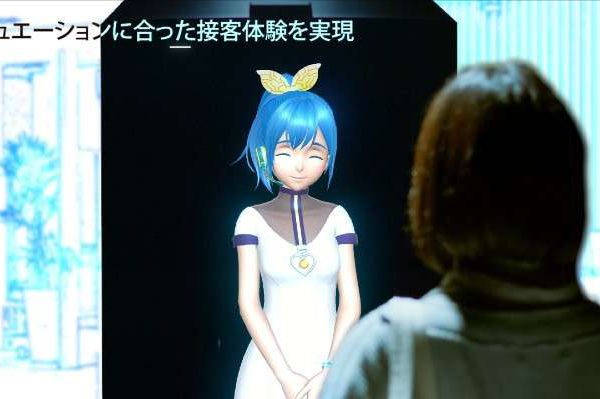Japanische Firma entwickelt lebensgroße reaktionäre Anime-Mädchen-Hologramm-Ladenführer